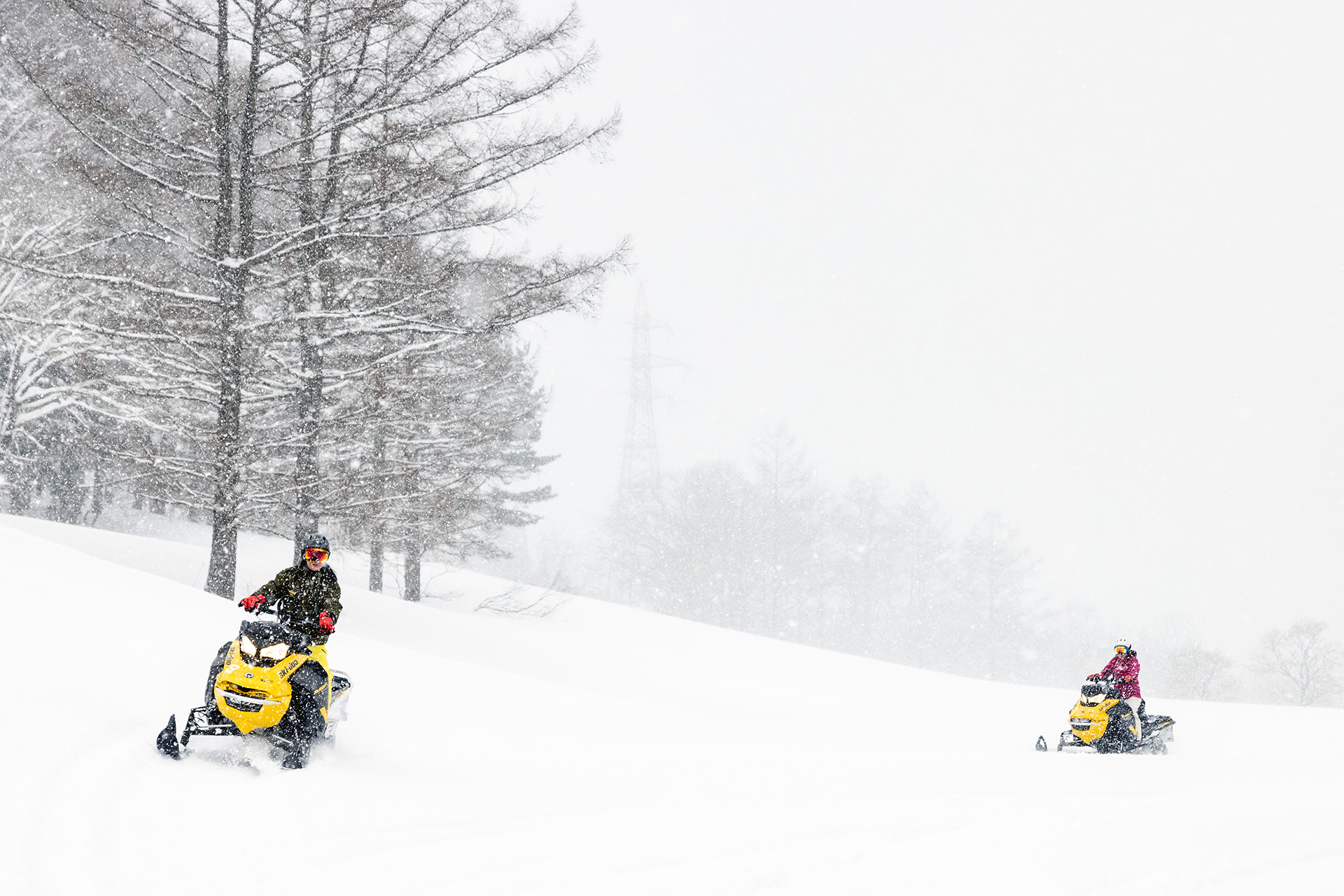 スノーモービルはギアはなく、ハンドル、アクセル、ブレーキだけで操作するシンプルな乗り物。斜面を走る時は少し体重移動をするといいそうで、バイクに近い乗り物です