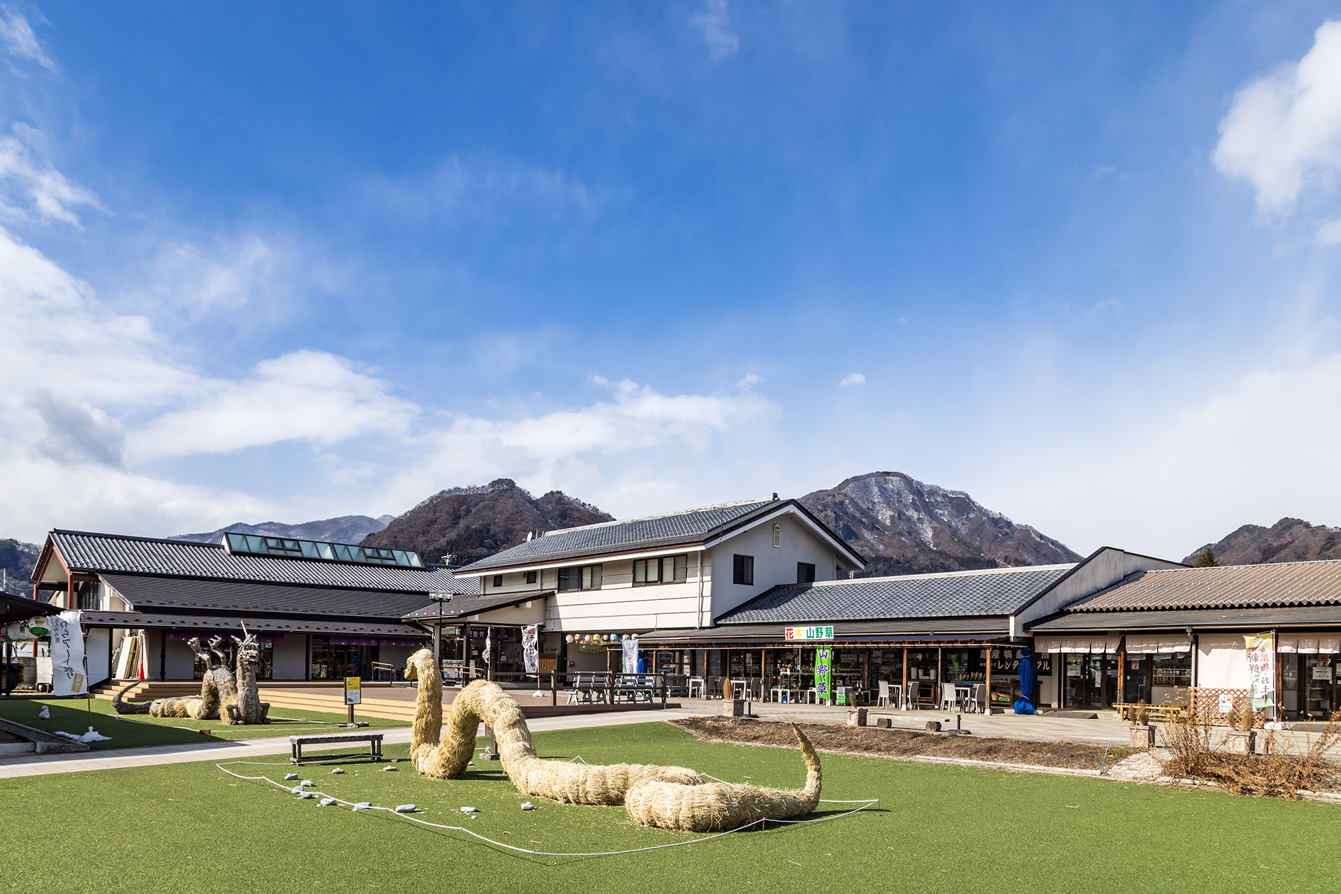 カタチに残る想い出作りのできる里と題した<a href="https://takuminosato.jp/" class="n" target="_blank">「たくみの里」</a>は、竹細工や陶芸、わら細工の家など“たくみの家”が点在していて様々な体験が可能です