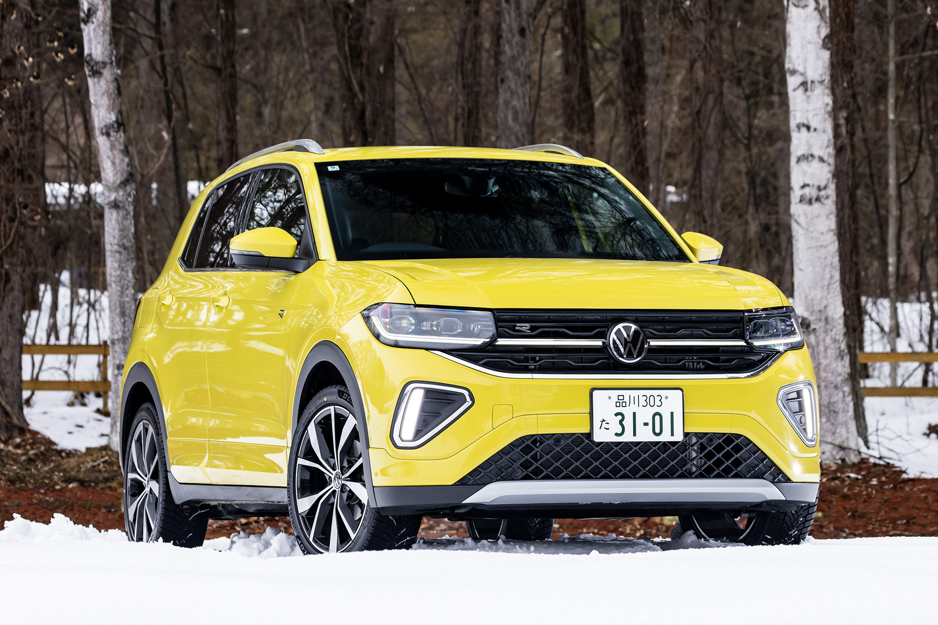 2024年10月にマイナーチェンジしたばかりの新型T-Cross。新しい一体型LEDヘッドライト、LEDデイタイム・ランニング・ライト、LEDテールランプクラスターを備えた新デザインを採用したほか、新開発の「IQ.LIGHT LED マトリックス ヘッドライト」を搭載しているのが特徴。日本では販売を開始した2020年～2022年の3年連続で輸入SUVカテゴリーにおいて登録台数第1位を獲得している