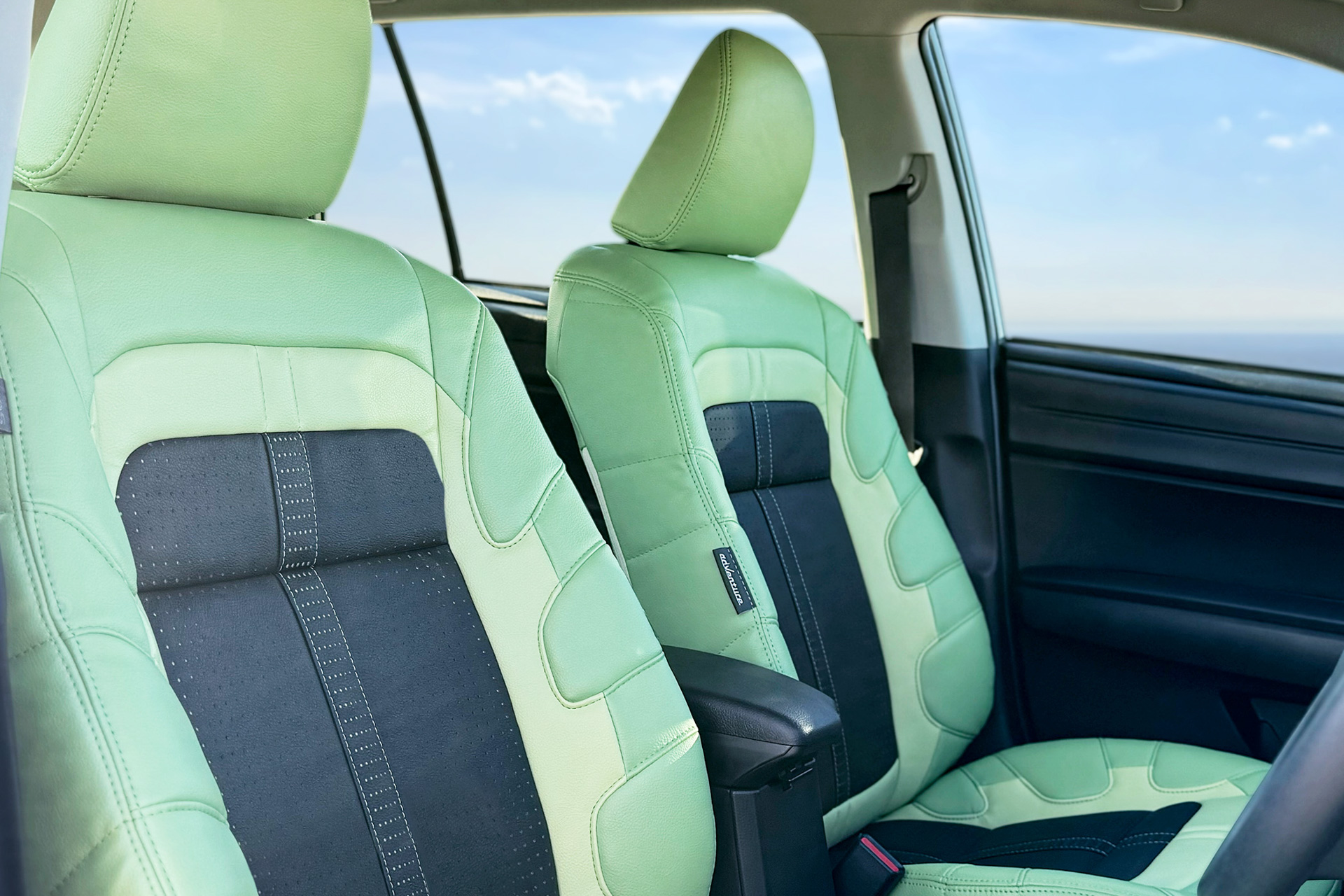 ヒスイグリーンのボディカラーに合わせたレザーシート