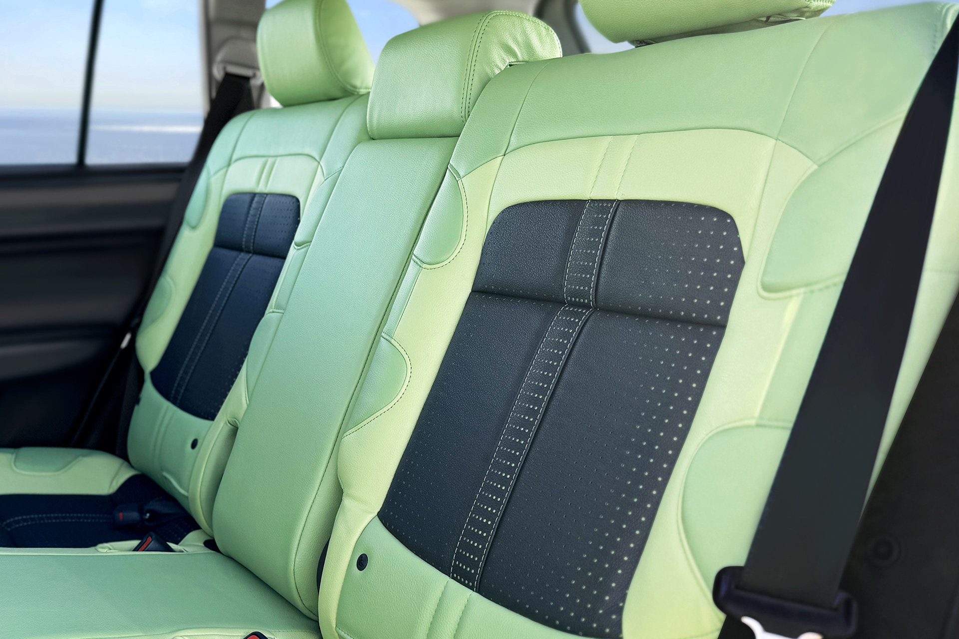 ヒスイグリーンのボディカラーに合わせたレザーシート