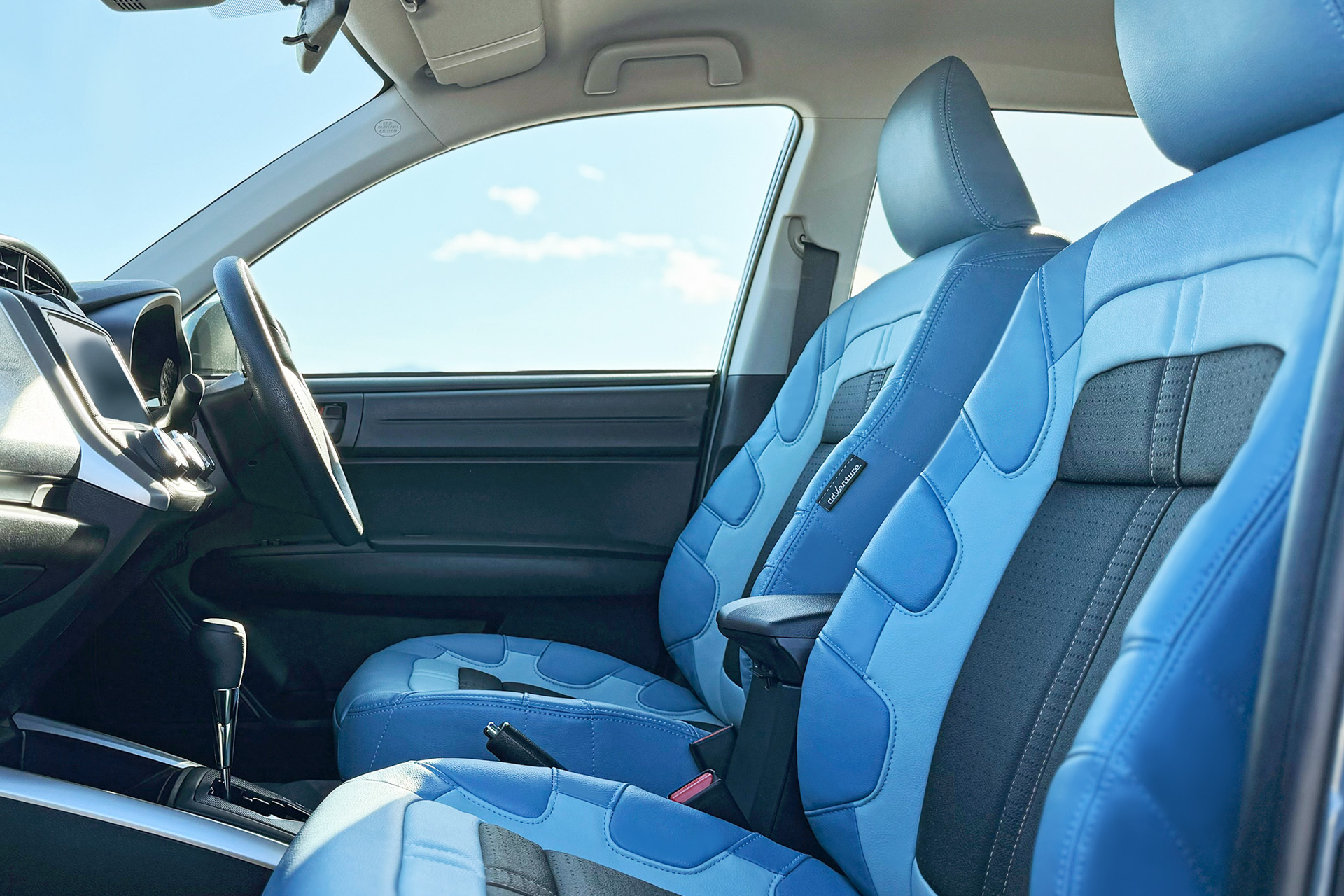 セセラギブルーのボディカラーに合わせたレザーシート