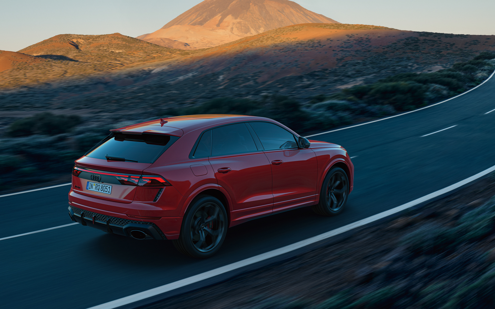 アダプティブエアサスペンションスポーツとアクティブロールスタビライザーを標準装備してスポーティさと快適さを両立した走りを実現