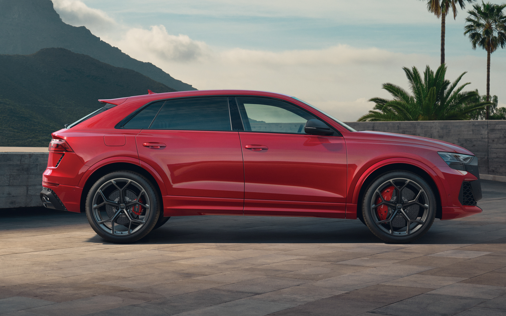 ボディサイズは、5020×2005×1700mm（全長×全幅×全高）、ホイールベースは2995mm、車両重量は2410kg