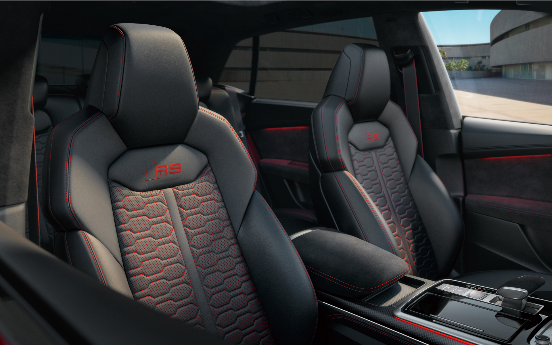 バルコナレザーにハニカムステッチを施したシートベンチレーション付きパーフォレーテッドSスポーツシートを採用