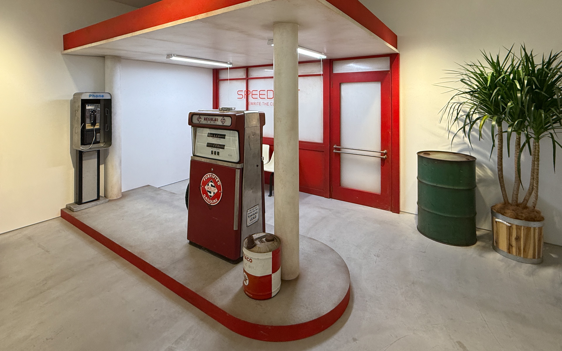 キャンペーンビジュアルを彷彿とさせる空間を用意