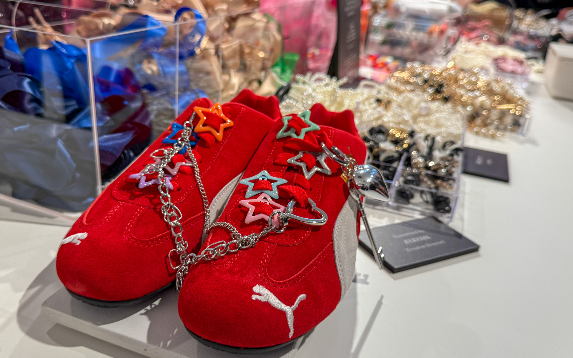 さまざまなパーツを組み合わせてオリジナルの1足にカスタマイズできるワークショップを用意