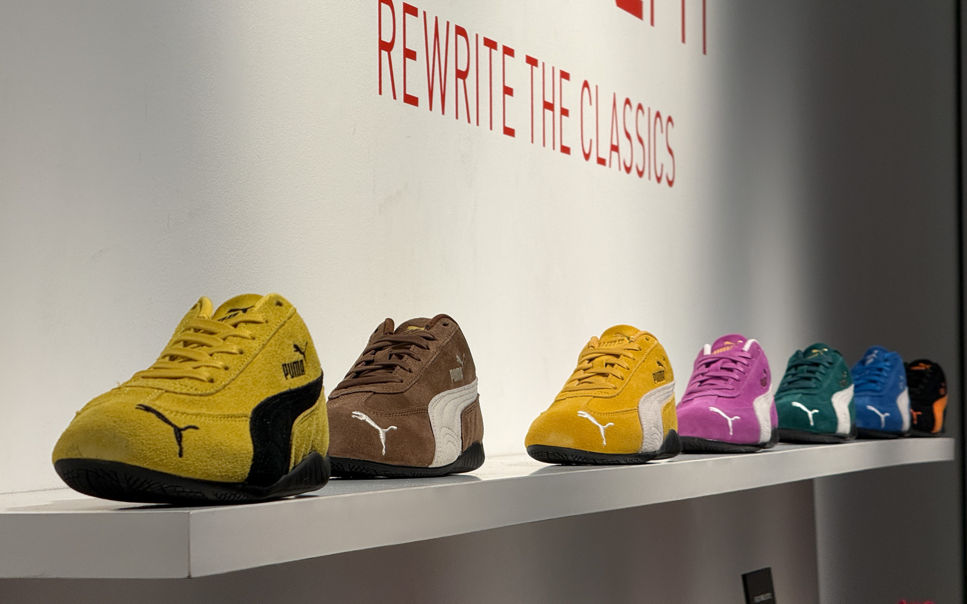 ポップアップ会場内販売アイテムとして、「SPEEDCAT OG」「SPEEDCAT PIPING WNS」「SPEEDCAT LTH」「アーカイブ ミニ グリップ バッグ」を販売