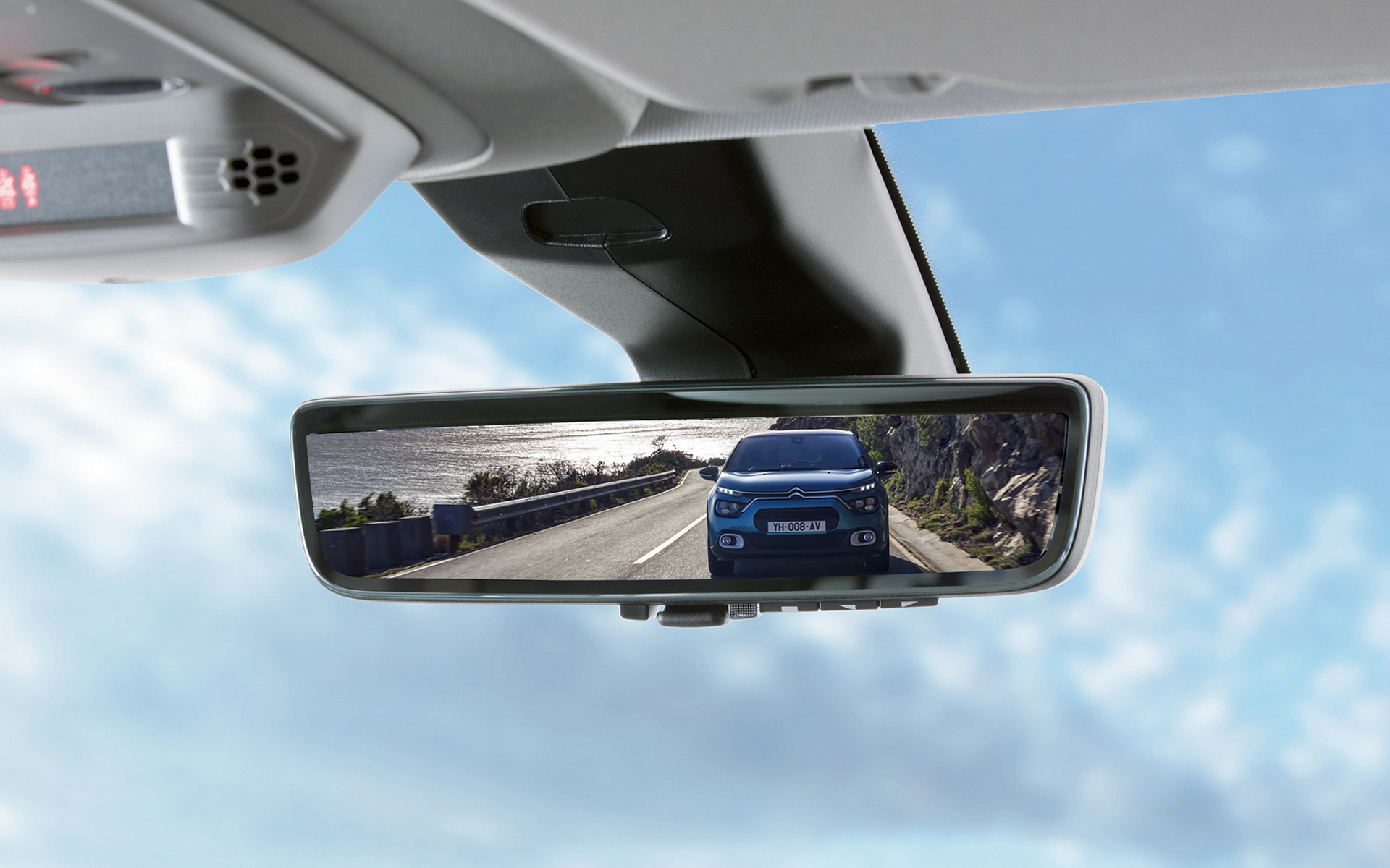 フルディスプレイミラーキットも標準装備となる