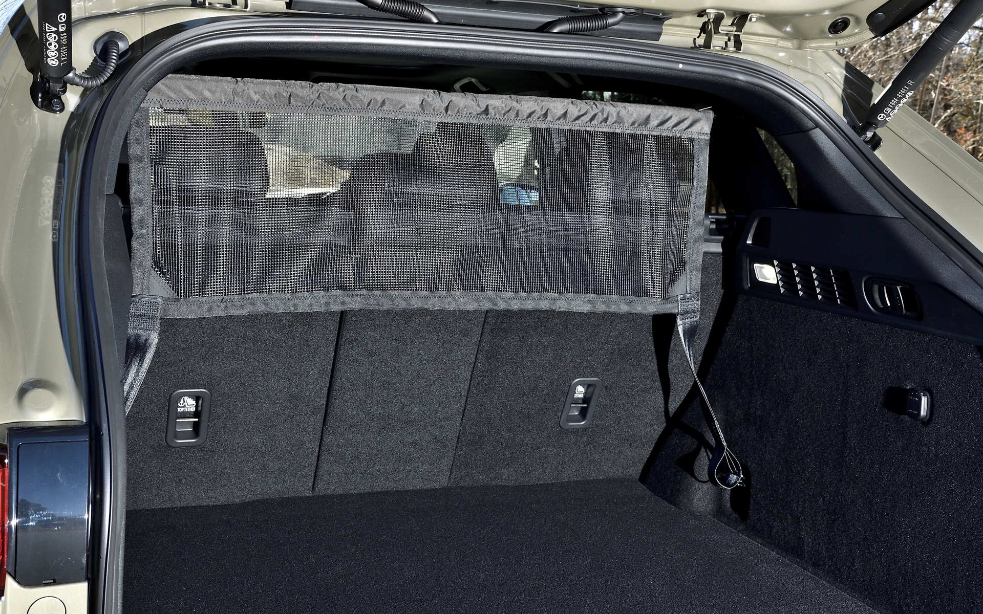 2列目や前席への荷物の侵入を防止するパーティションネットを標準装備