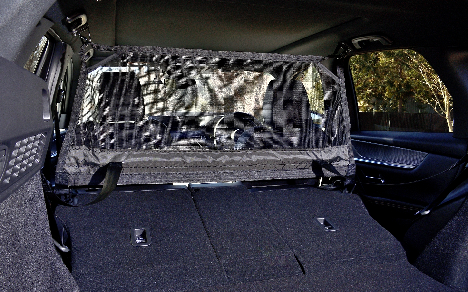 2列目や前席への荷物の侵入を防止するパーティションネットを標準装備