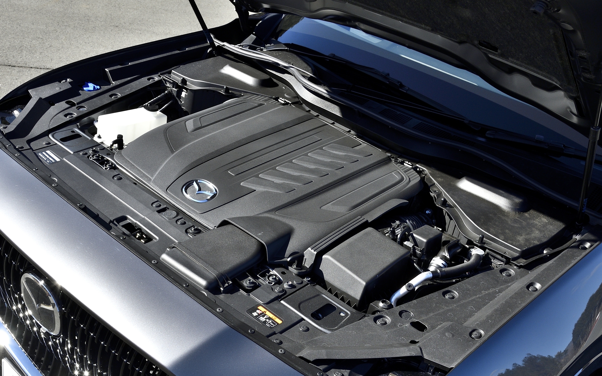 48Vマイルドハイブリッドシステム“M Hybrid Boost”を搭載する「e-SKYACTIV D」は、直列6気筒3.3リッターディーゼルターボエンジン（最高出力187kW［254PS］/3750rpm、最大トルク550Nm/1500-2400rpm）とモーター（最高出力12kW［16.3PS］/900rpm、最大トルク153Nm/200rpm）が組み合わせられる。トランスミッションは8速AT