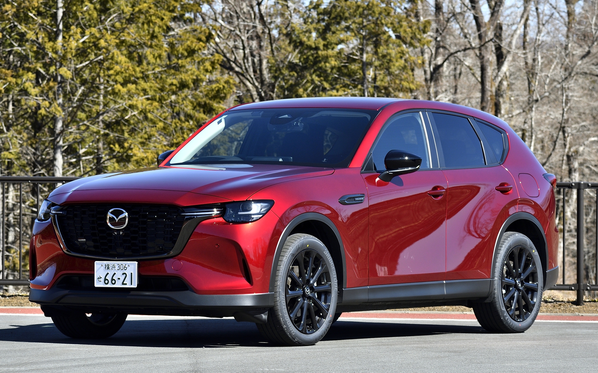 試乗車2台目は、外装をブラックで引き締めスポーティさを研ぎ澄ませた新グレード「XD SP」で、駆動タイプは4WD。ボディカラーはソウルレッドクリスタルメタリック