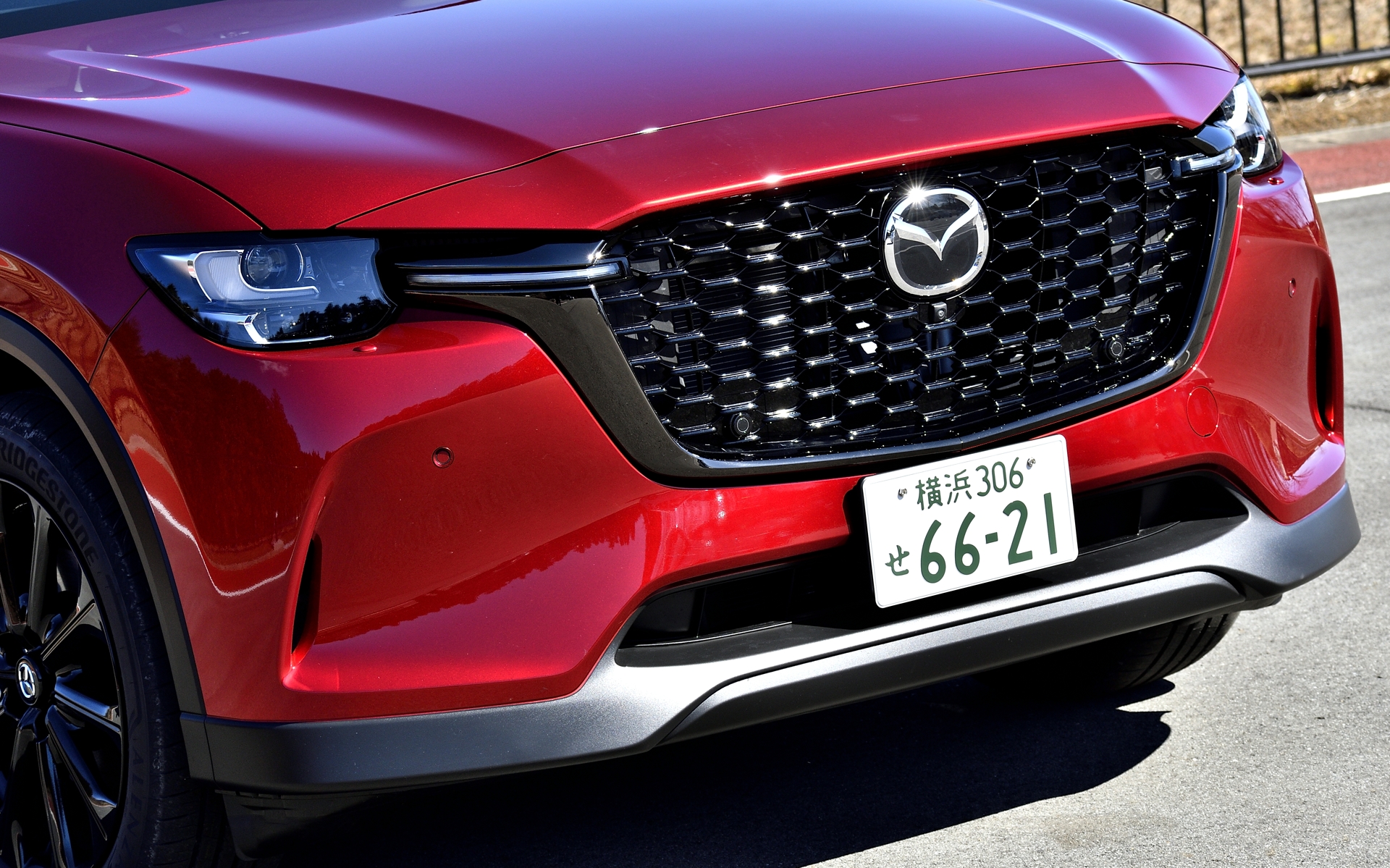 「ハニカムタイプ（ピアノブラック）」のフロントグリルと「ブラッククローム」のシグネチャーウィングが特徴となる