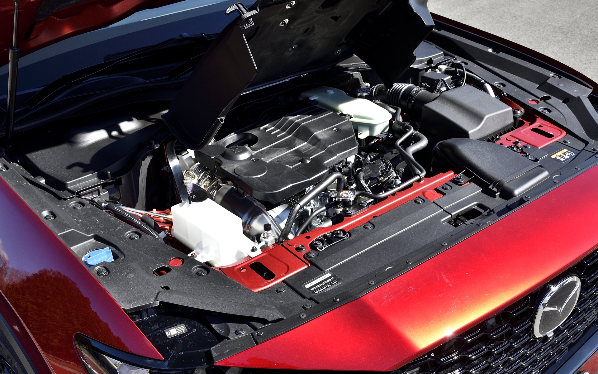 搭載する直列6気筒3.3リッターディーゼルターボエンジン「SKYACTIV D」は、最高出力170kW（231PS）/4000-4200rpm、最大トルク500Nm/1500-3000rpm。トランスミッションは8速AT