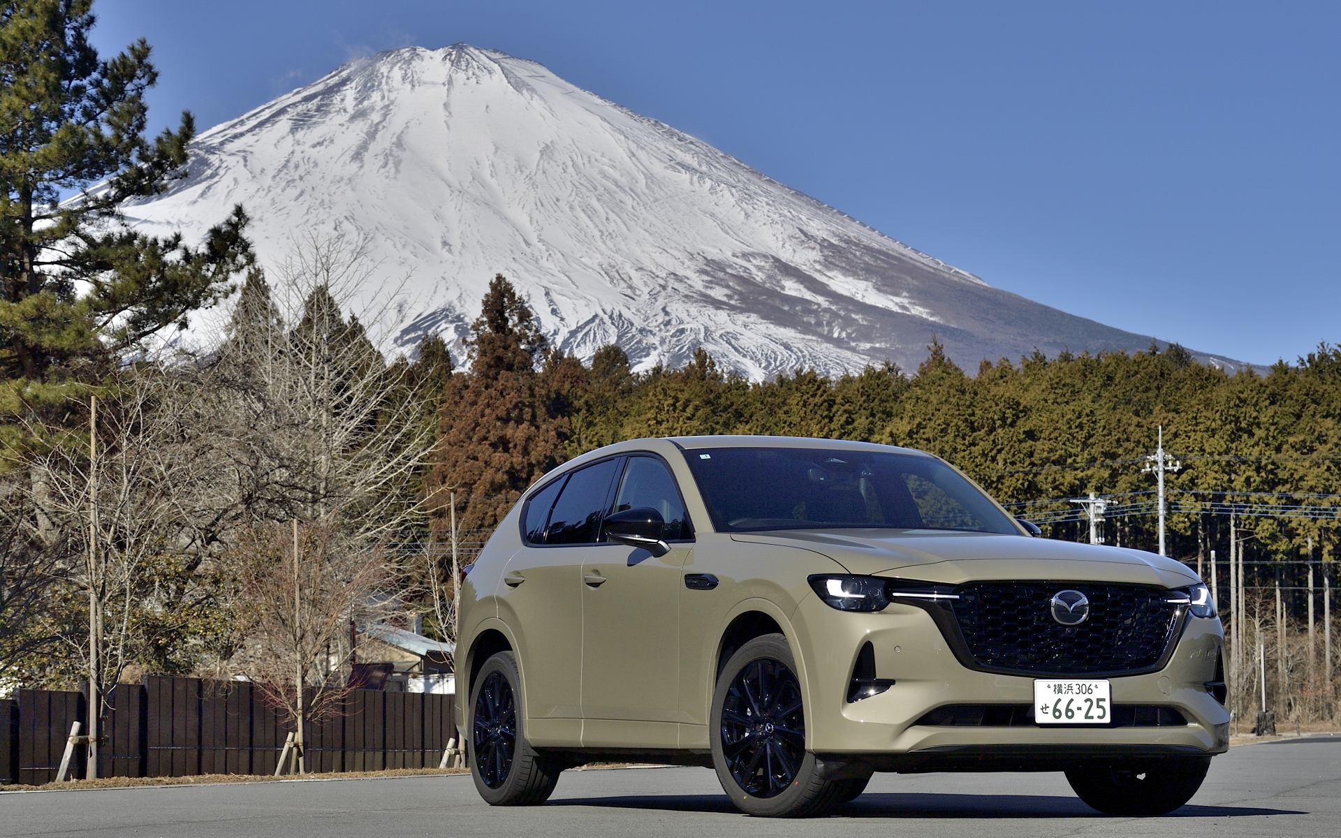 新設定された特別仕様車「XD-HYBRID Trekker」。ボディカラーは特別仕様車限定色となる「ジルコンサンドメタリック」