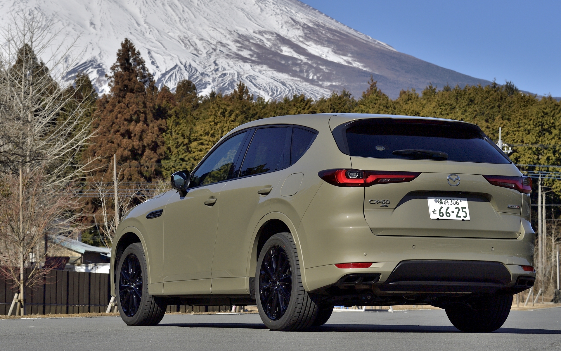 新設定された特別仕様車「XD-HYBRID Trekker」。ボディカラーは特別仕様車限定色となる「ジルコンサンドメタリック」