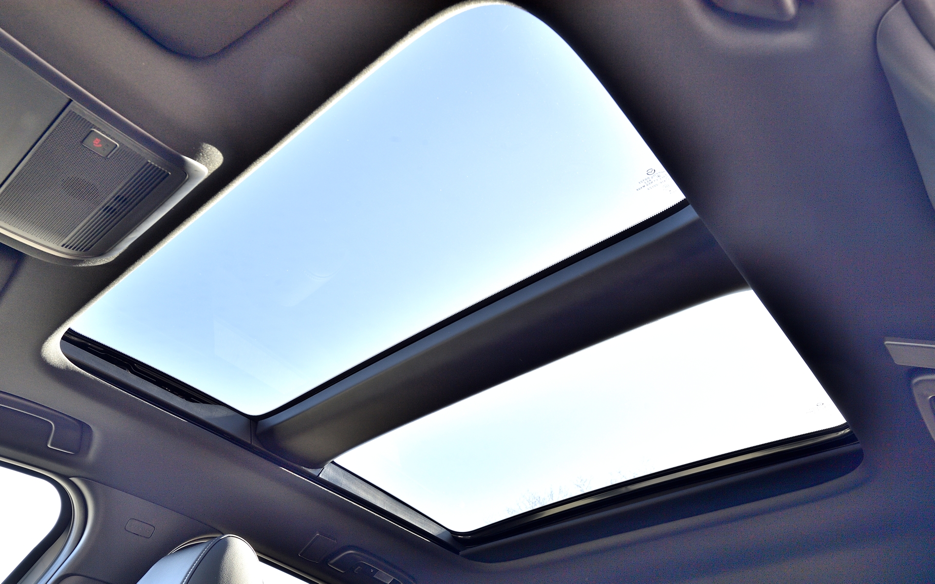 パノラマサンルーフを標準装備