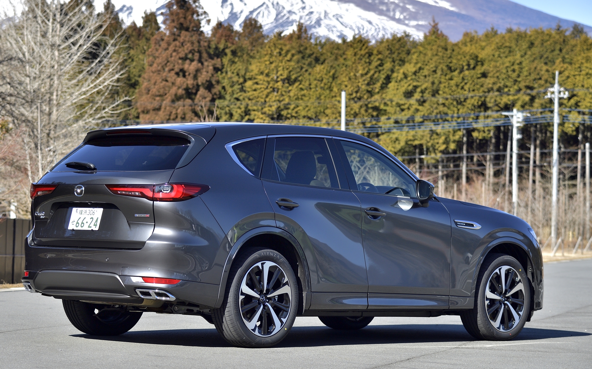 全グレードともにボディサイズ4740×1890×1685mm（全長×全幅×全高）に変更はなく、ホイールベースも同様で2870mm。ロングノーズ＆ショートデッキの力強く動きのある骨格と、「生命体が地面に踏ん張り、後ろ足で前に向かって跳躍するような生命感」を表現した魂動デザインは継承