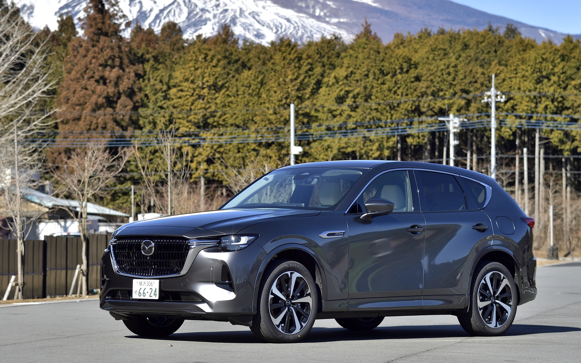 1台目の試乗車は「XD-HYBRID Premium Modern」で、駆動タイプは4WD。本杢や織物、伝統的な工法を用いた日本の美を感じさせるモデル。旅行などで長距離を走ることが多い人や、山道などを走ることが多くパワフルに走りたい人、発進や合流での加速もパワフルで余裕のある走りを楽しみたい人向けモデルだ。ボディカラーはマシーングレープレミアムメタリック