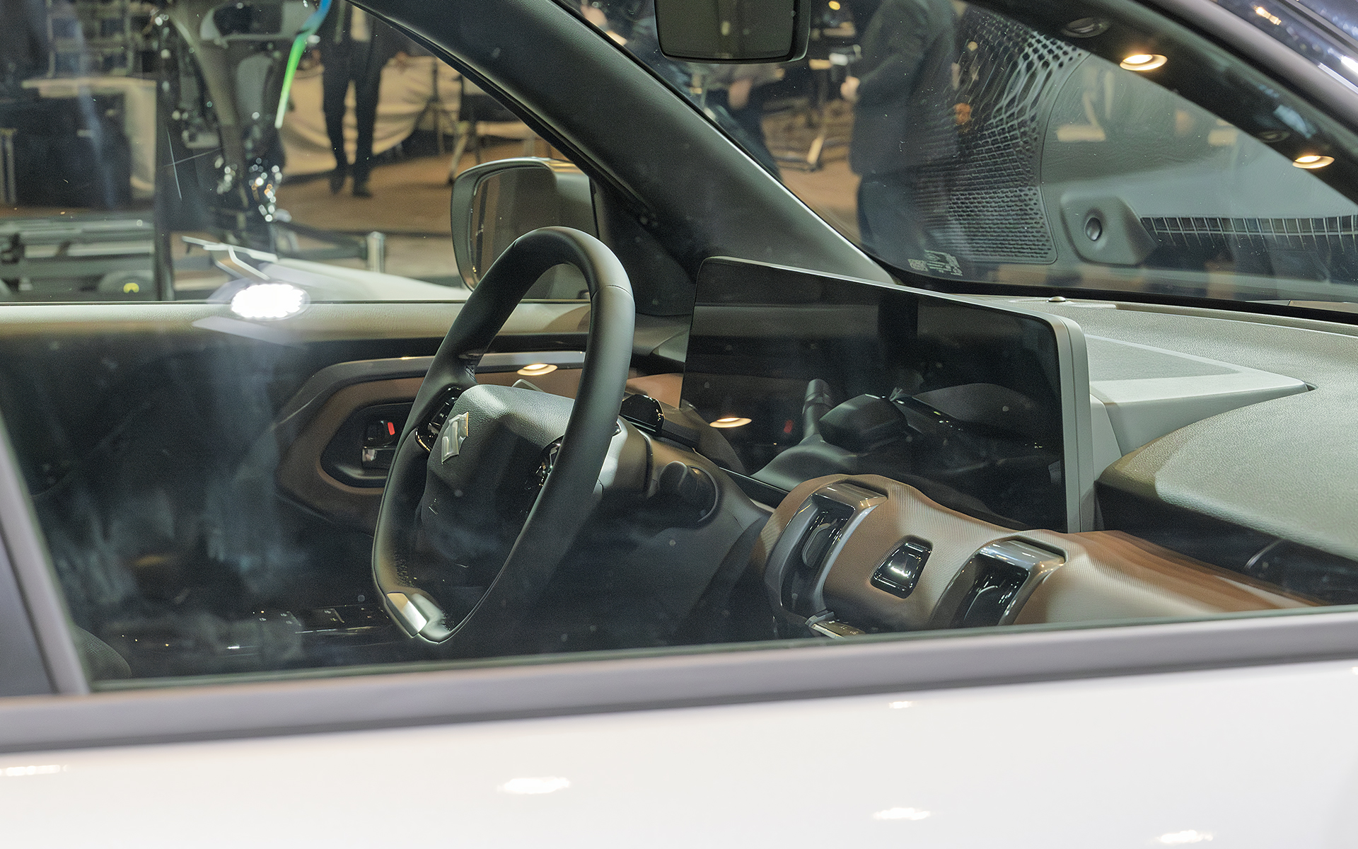 eビターラのディスプレイまわり。メーターとセンターディスプレイが一体になっている