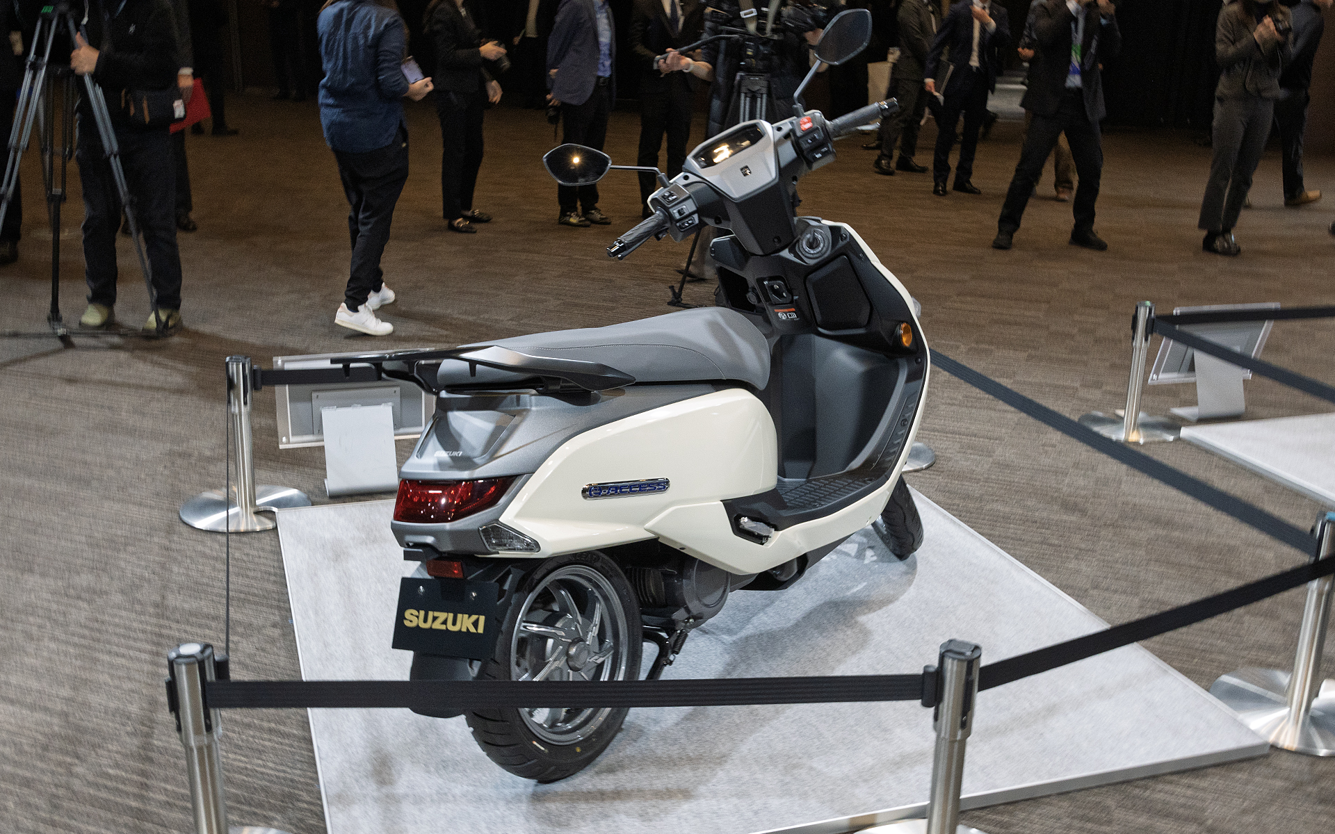 電動車なのでマフラーはない