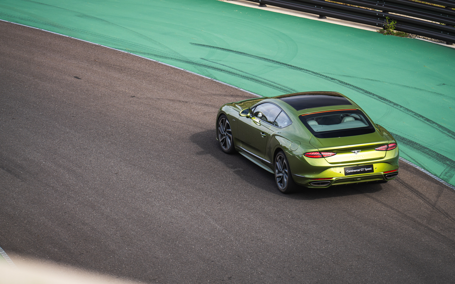 後輪のグリップを向上させることでトラクションと安定性を高め、より自信を持ってドライビングできる電子制御式リミテッド・スリップ・デファレンシャル（eLSD）を搭載している