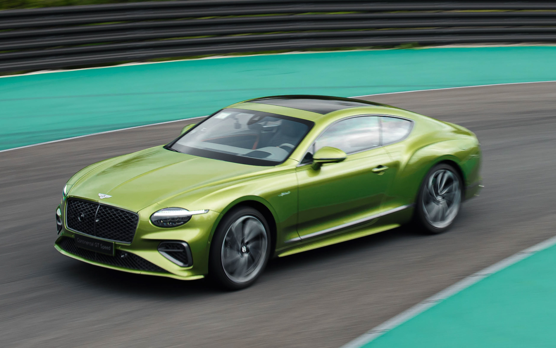 0-100km/h加速は3.2秒、最高速は335km/hを誇る