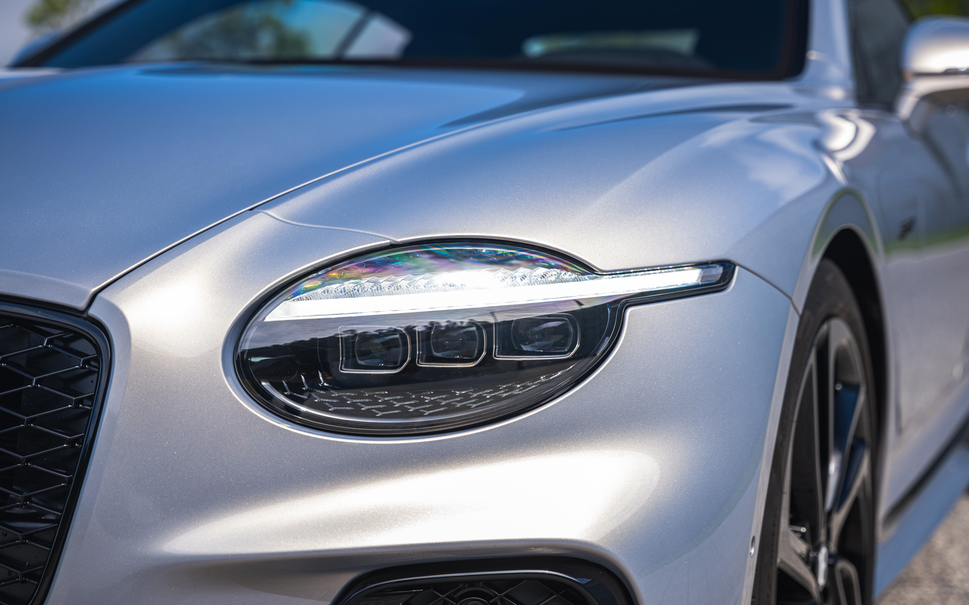 ヘッドライトは獲物に襲いかかろうとする虎の鋭い視線からインスピレーションを得て、楕円形のシングルランプと眉のように鋭いエッジの輪郭を組み合わせたほか、LEDマトリクスライトには独立した120個のLEDを装着するなど、先進の技術が使われている