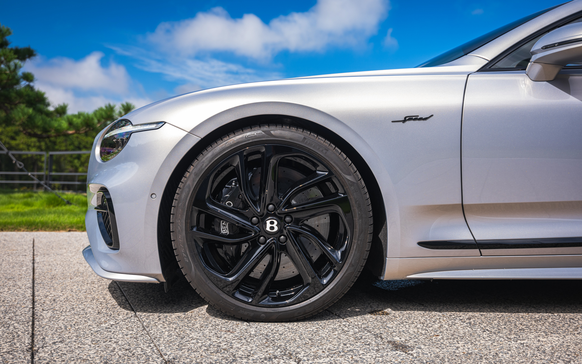 22インチのマリナー製ホイールは、タングステングレーにポリッシュ仕上げのアクセントが施され、セルフレベリングホイールバッヂ（回転するセンターキャップ）を標準装備