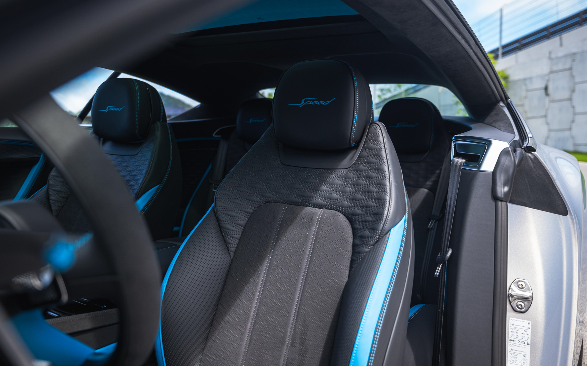 内装はメインとなるレザーカラー15色に加え、11種類のサブカラー、6種類のアクセントカラーが用意され、豊富なカラーバリエーションから選択できる。またマリナーではオーダーメイドのレザーカラーを選択でき、選択肢がさらに広がる