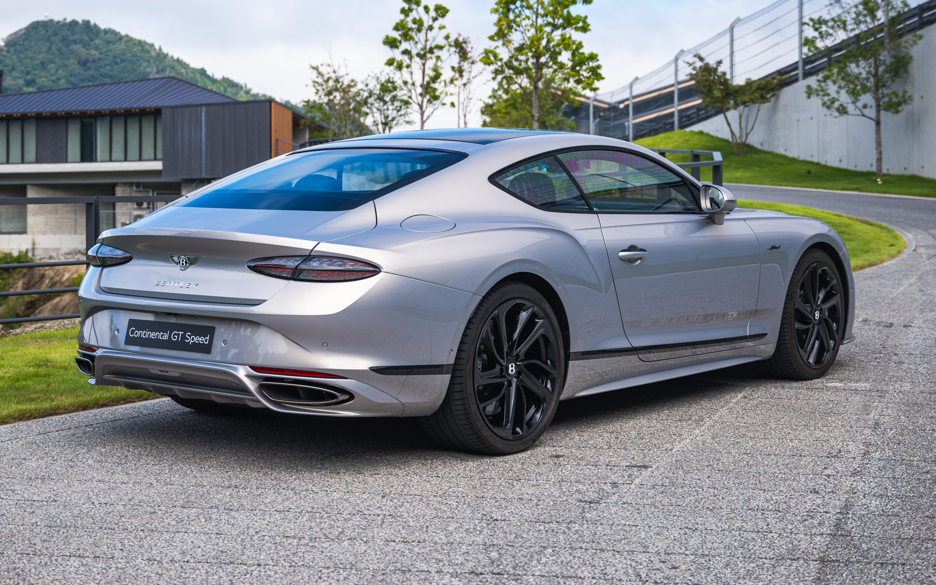 ボディカラーは基本16色となるが、マリナーモデルではベントレーの過去の色を含めた101色から選択できるうえ、完全オリジナル色も指定できる