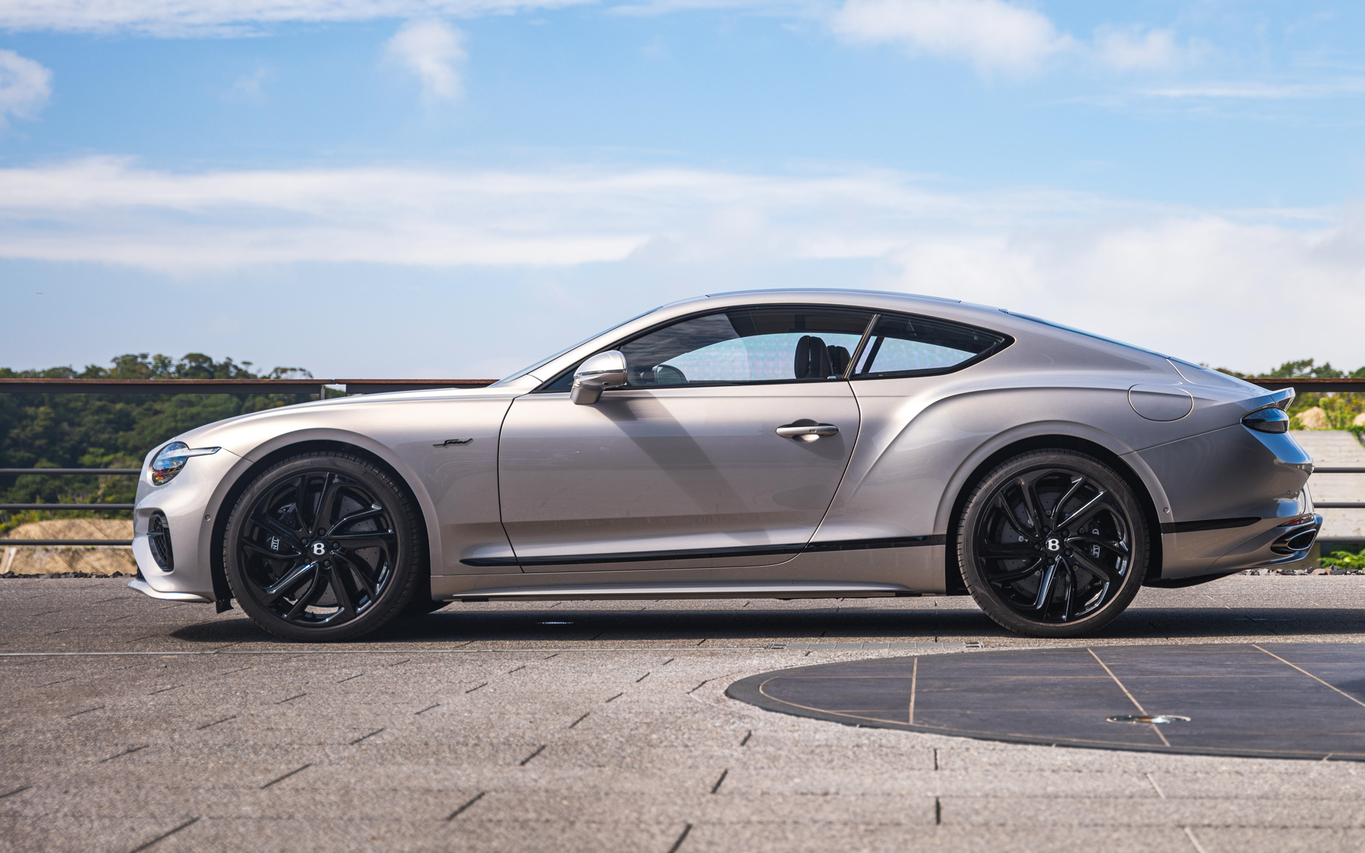 ボディサイズは4895×2187×1397mm（全長×全幅×全高）、ホイールベースは2851mm、車両重量2459kg。トランク容量は260Lを確保。燃料タンク容量は80L