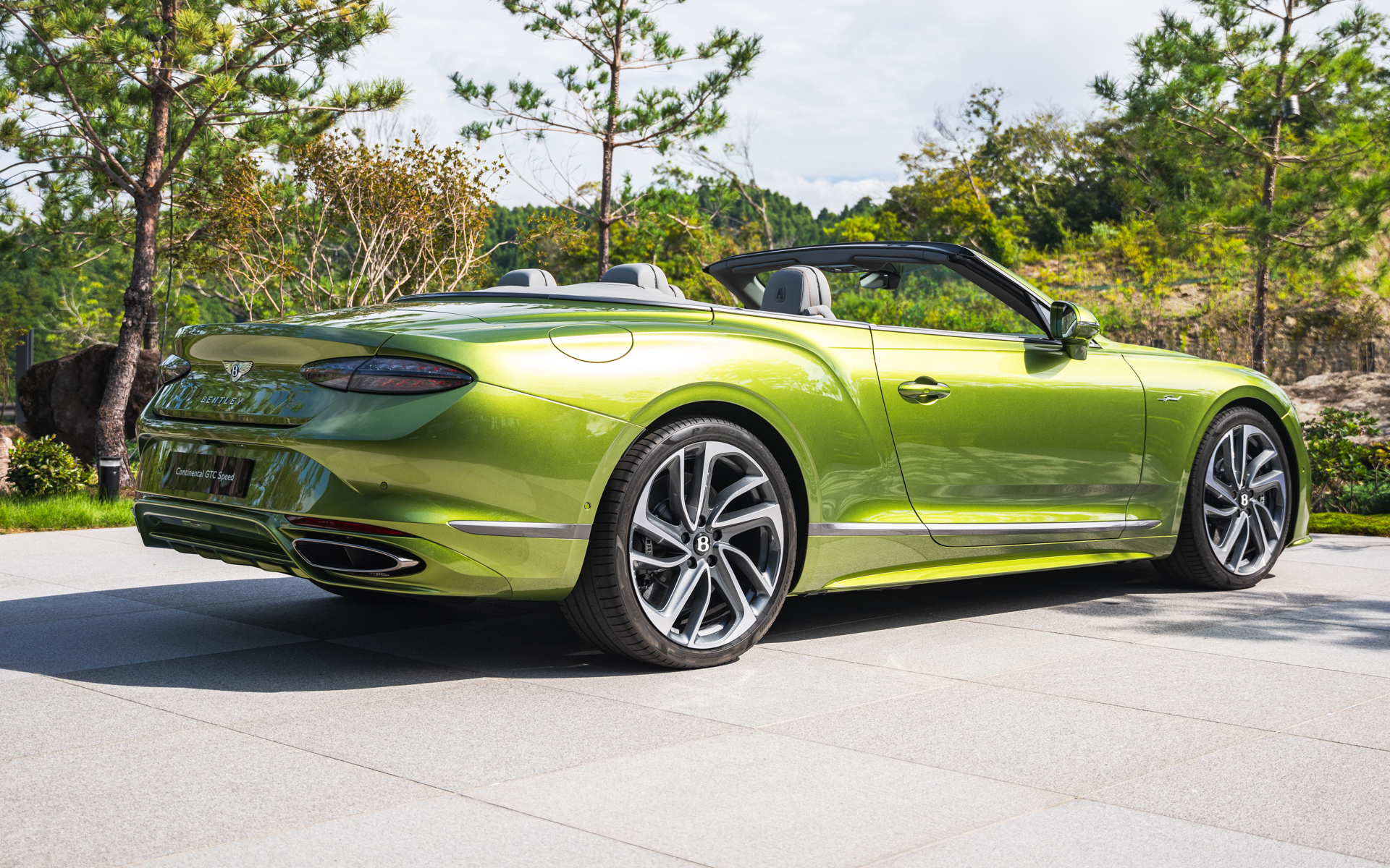 コンチネンタルGTCのボディサイズは、4895×2187×1392mm（全長×全幅×全高）、ホイールベースは2848mm、車両重量2636kg。トランク容量は134Lを確保。燃料タンク容量は80L