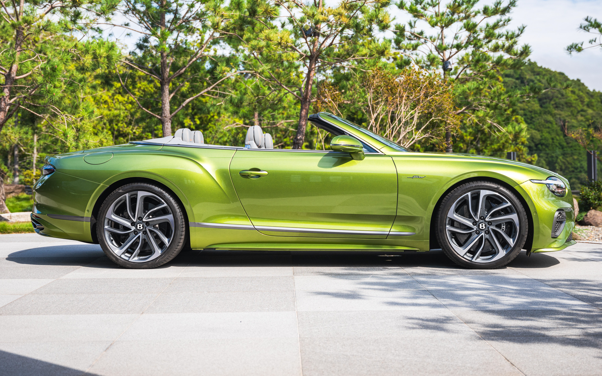 0-100km/h加速は3.4秒、最高速は285km/hに達する。また50km/h以下であれば走行中もルーフ開閉が可能