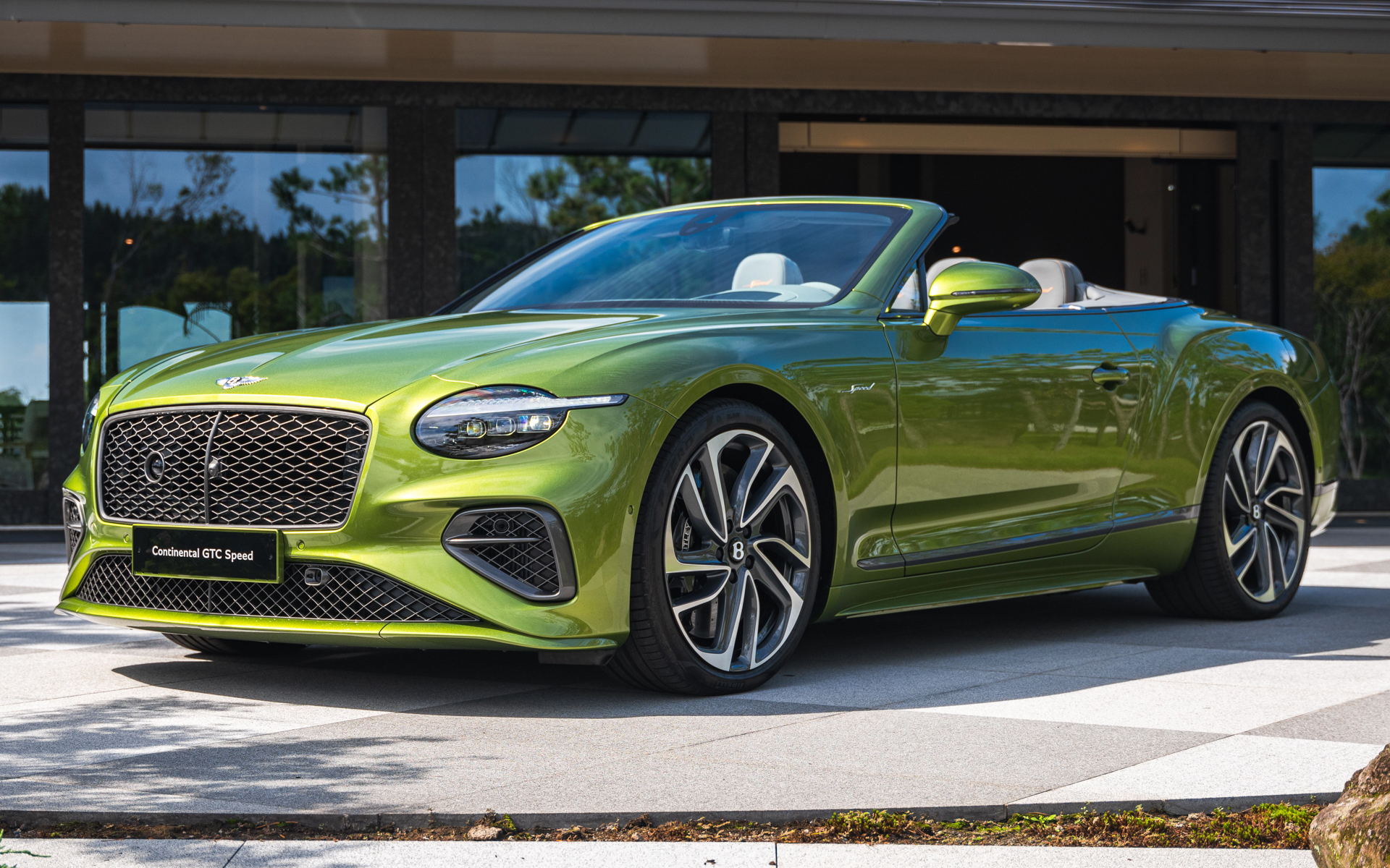 ベントレーの新型「コンチネンタルGTCスピード」。価格は4312万円。GTのあとのCにはカブリオレの意味がある
