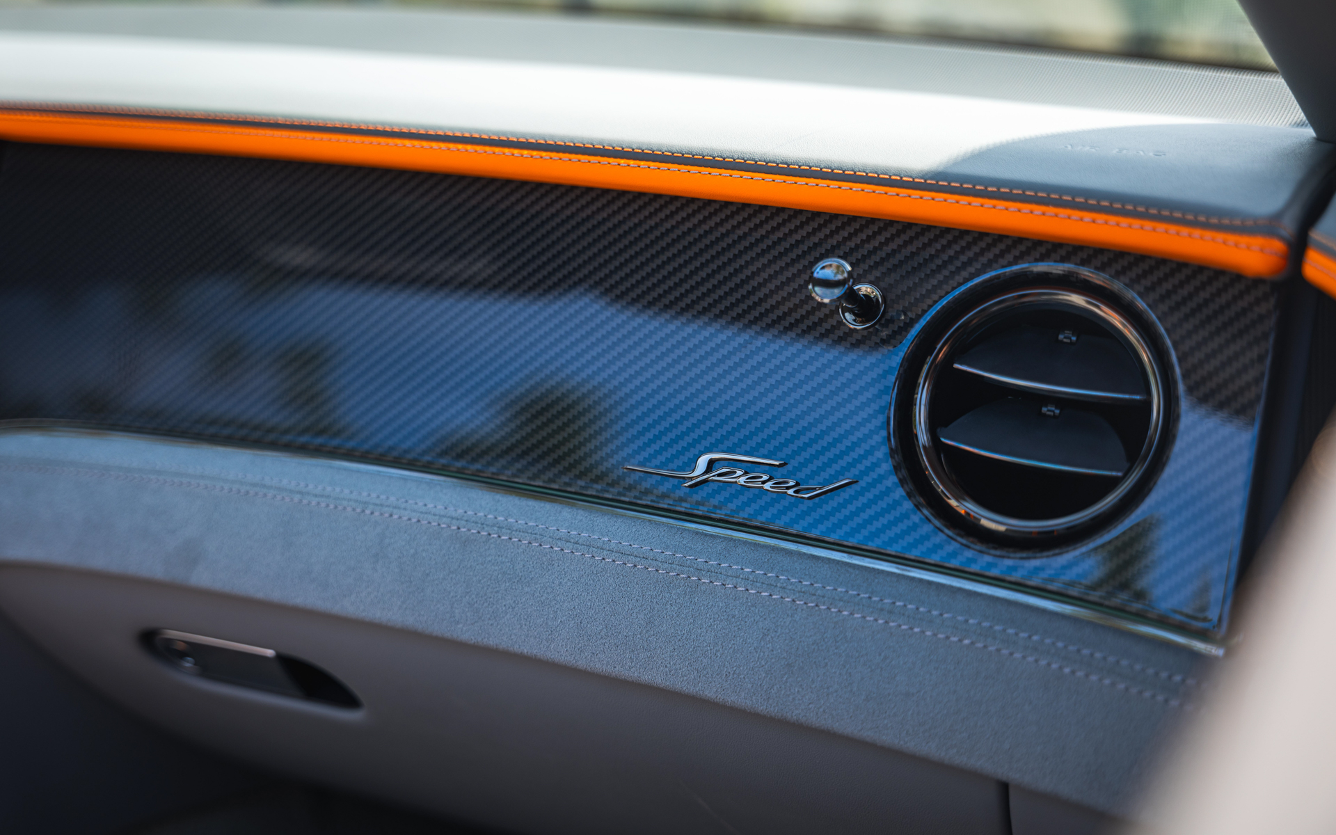 助手席前のパネルには「SPEED」のロゴが配されている