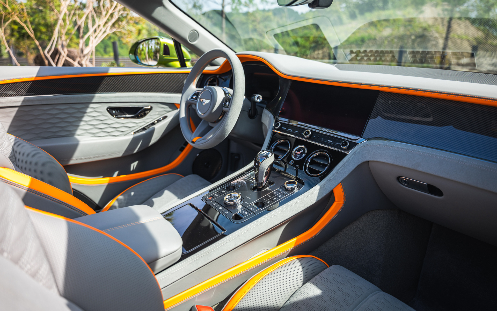 コンチネンタルGTCスピードのコクピット