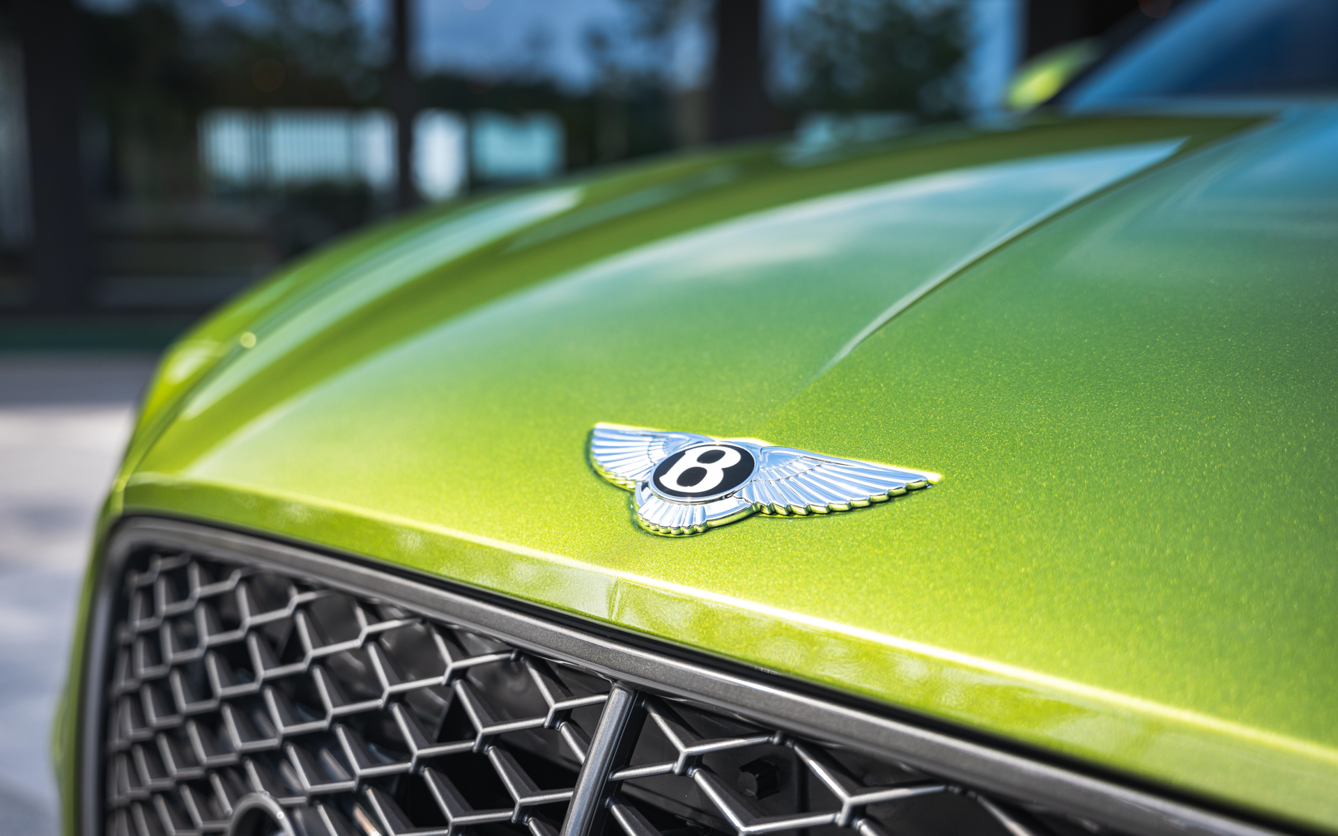 フロントのマトリックスグリルから、リアのスポーツ エグゾーストパイプまで、エクステリアはダークティント仕上げとなっている