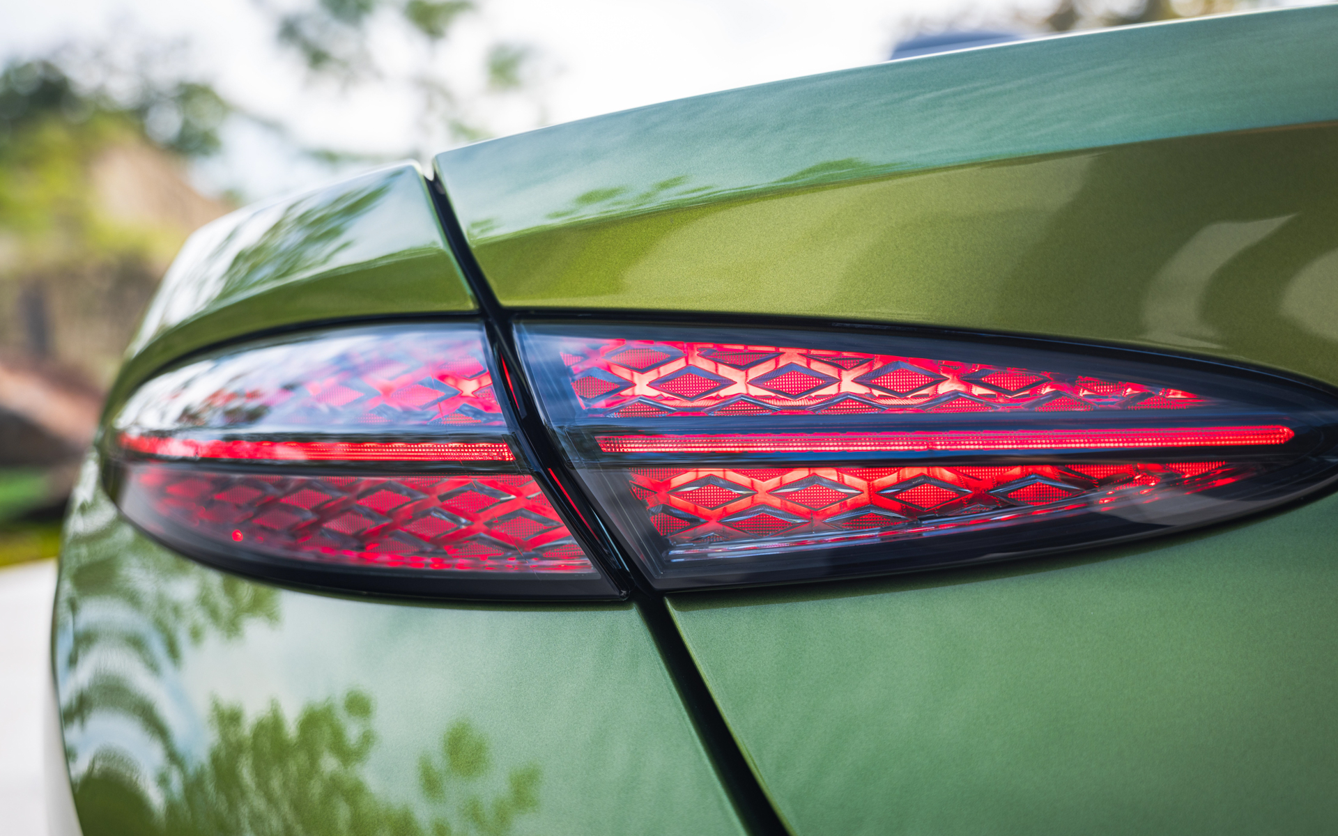 テールランプにはスモーク効果のあるレンズを採用している