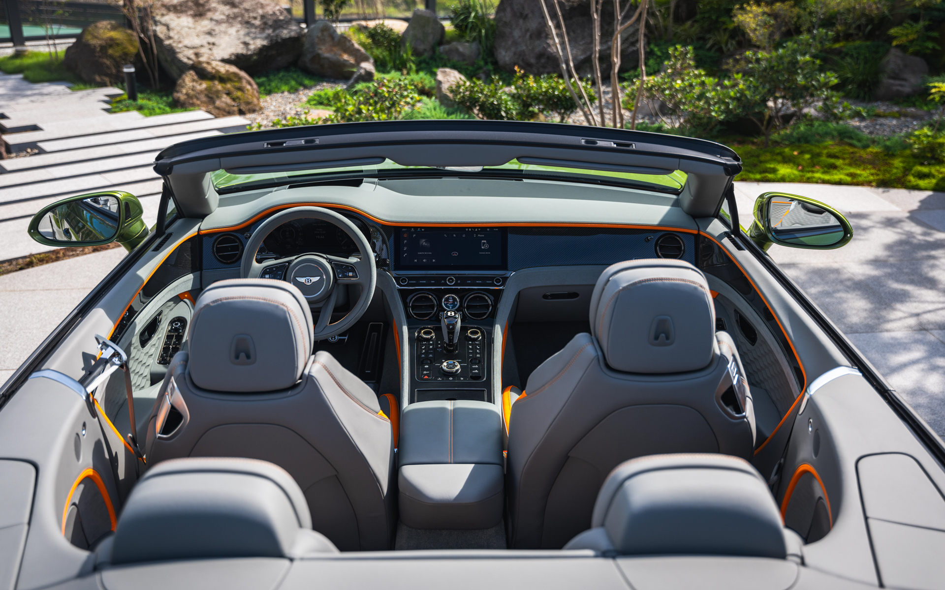 4人でゴージャスなオープンエアを体感できるコンチネンタルGTCスピード