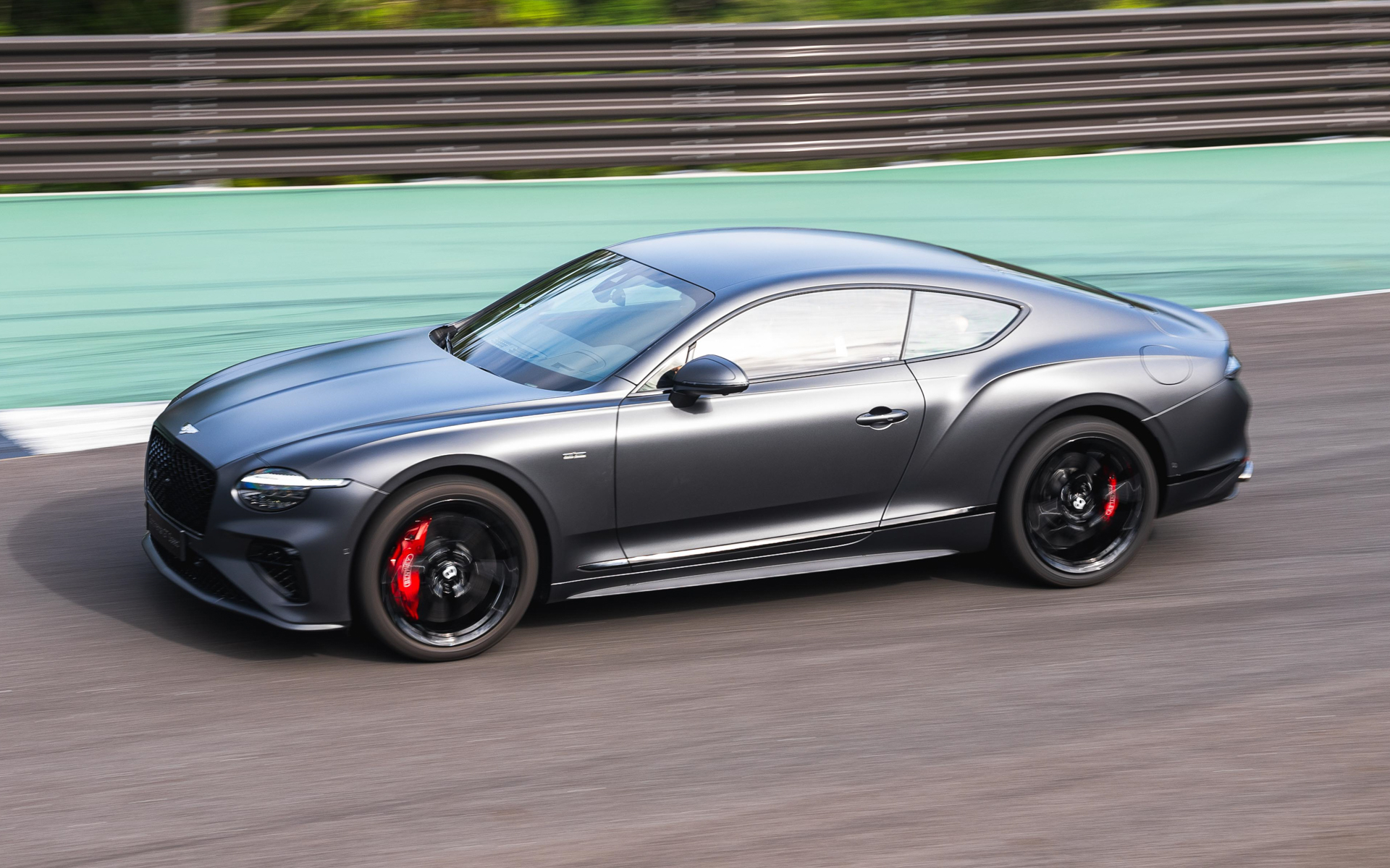 最高出力782PS＆最大トルク1000Nmのもたらすゴージャスな走りはもはやスーパーカー