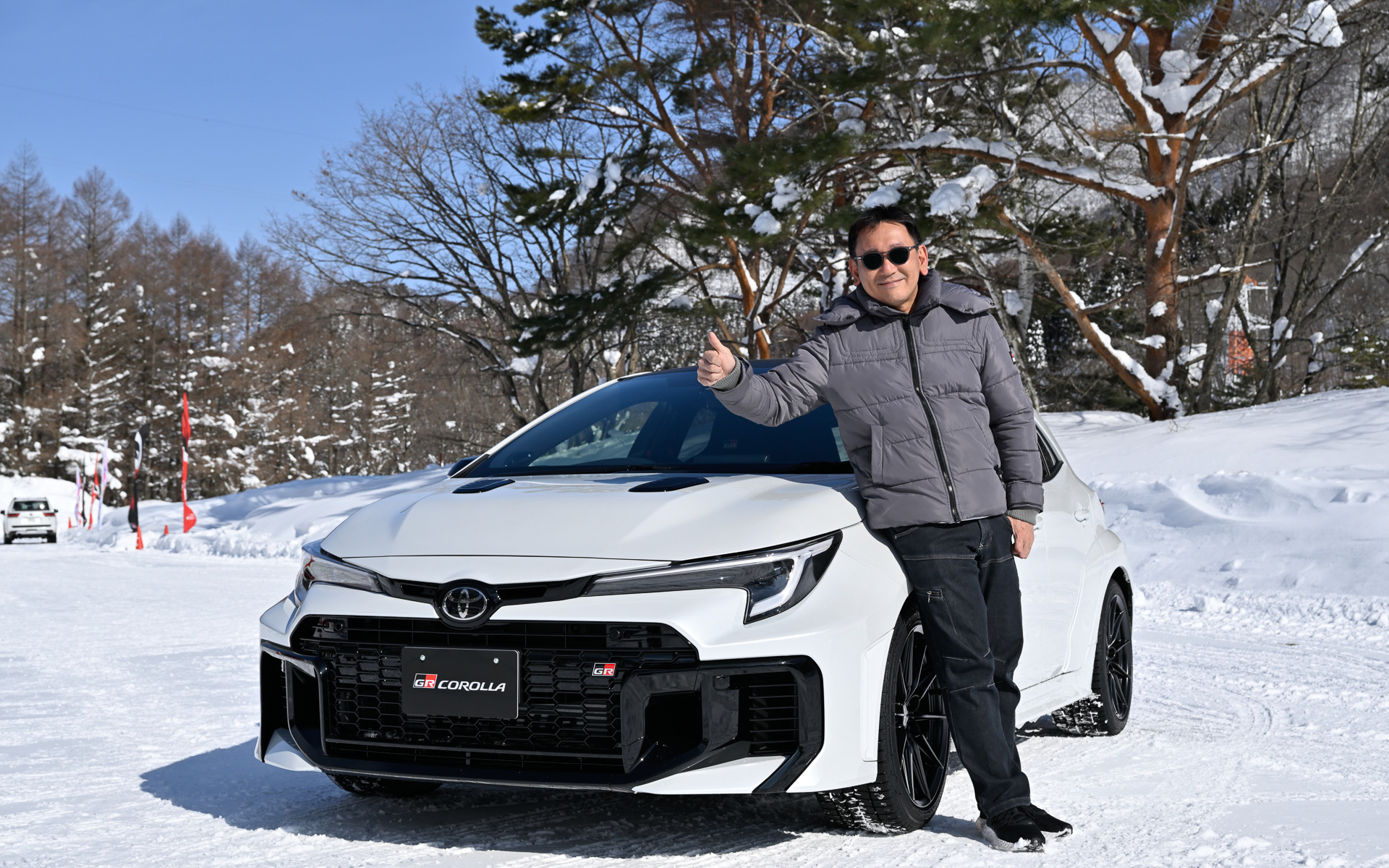 進化型GRカローラとともに。フロントの開口部が大きくなり、空力対応のデザインも行なわれた