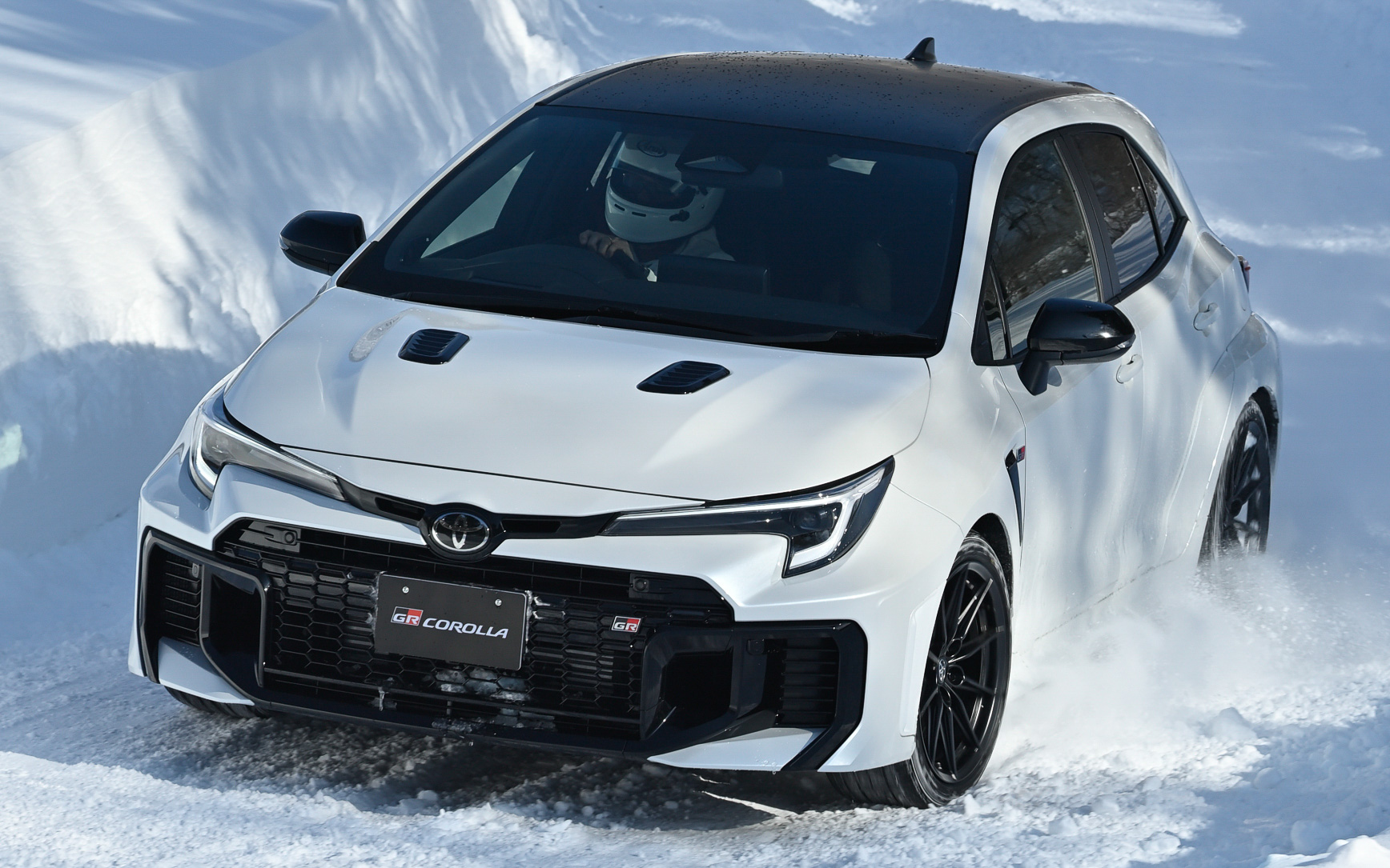 苗場スキー場の駐車場の一部を特設コースとして使用した進化型GRカローラの雪上試乗会