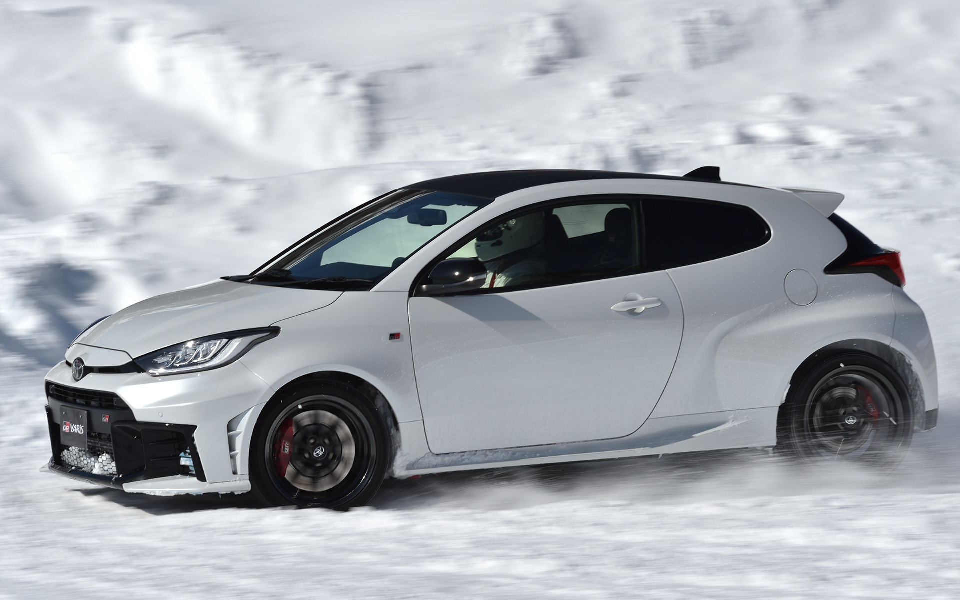 GRカローラに比べてコンパクトなボディを持つため軽快に走る進化型GRヤリス。しかし、ABS制御の部分などはGRカローラのほうが進化していた