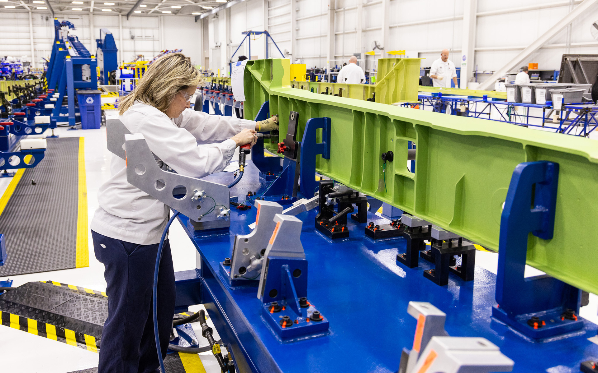 組み立てが開始された主翼部分