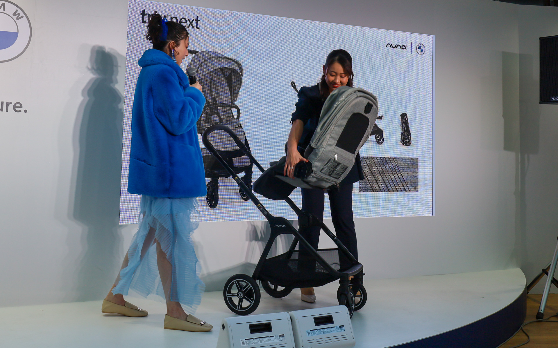 赤ちゃんが座るシートは前向き・後ろ向きに切替え可能で、大型の収納かごを備える「TRIV next bmw collection」