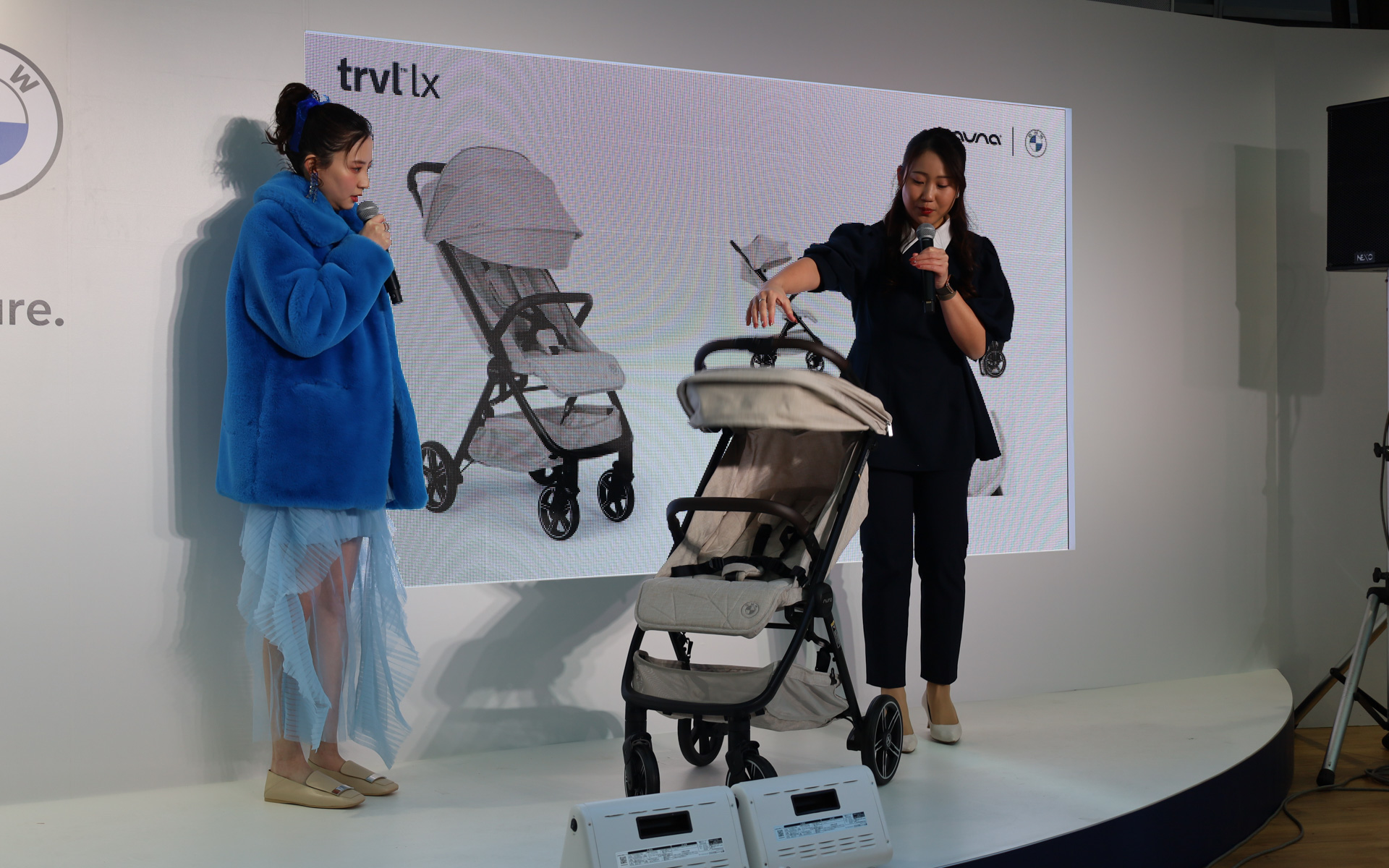 ワンタッチで調節ができるリクライニングシートの採用やセミオートで片手で折りたたむことが可能な「TRVL lx bmw collection」