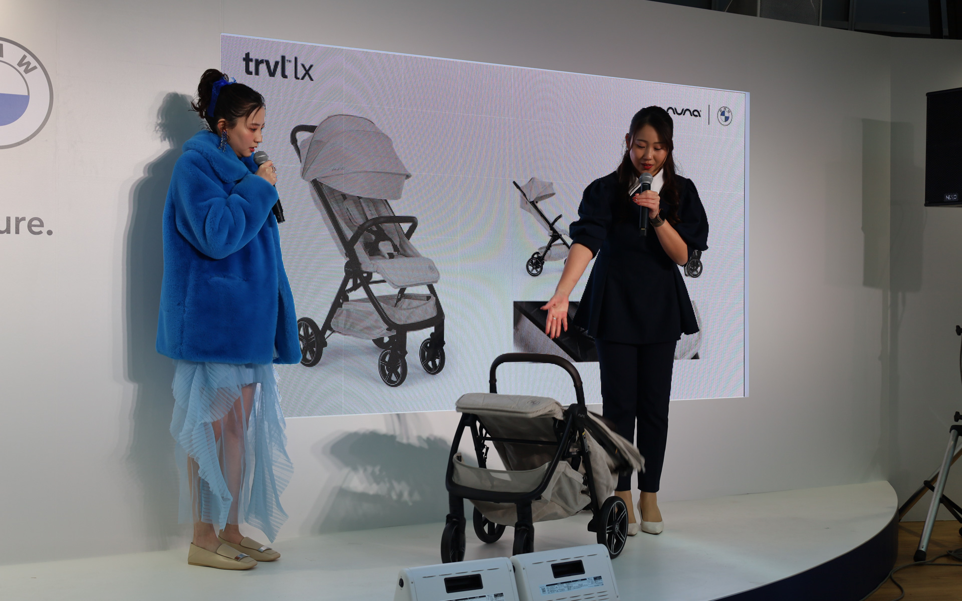 ワンタッチで調節ができるリクライニングシートの採用やセミオートで片手で折りたたむことが可能な「TRVL lx bmw collection」