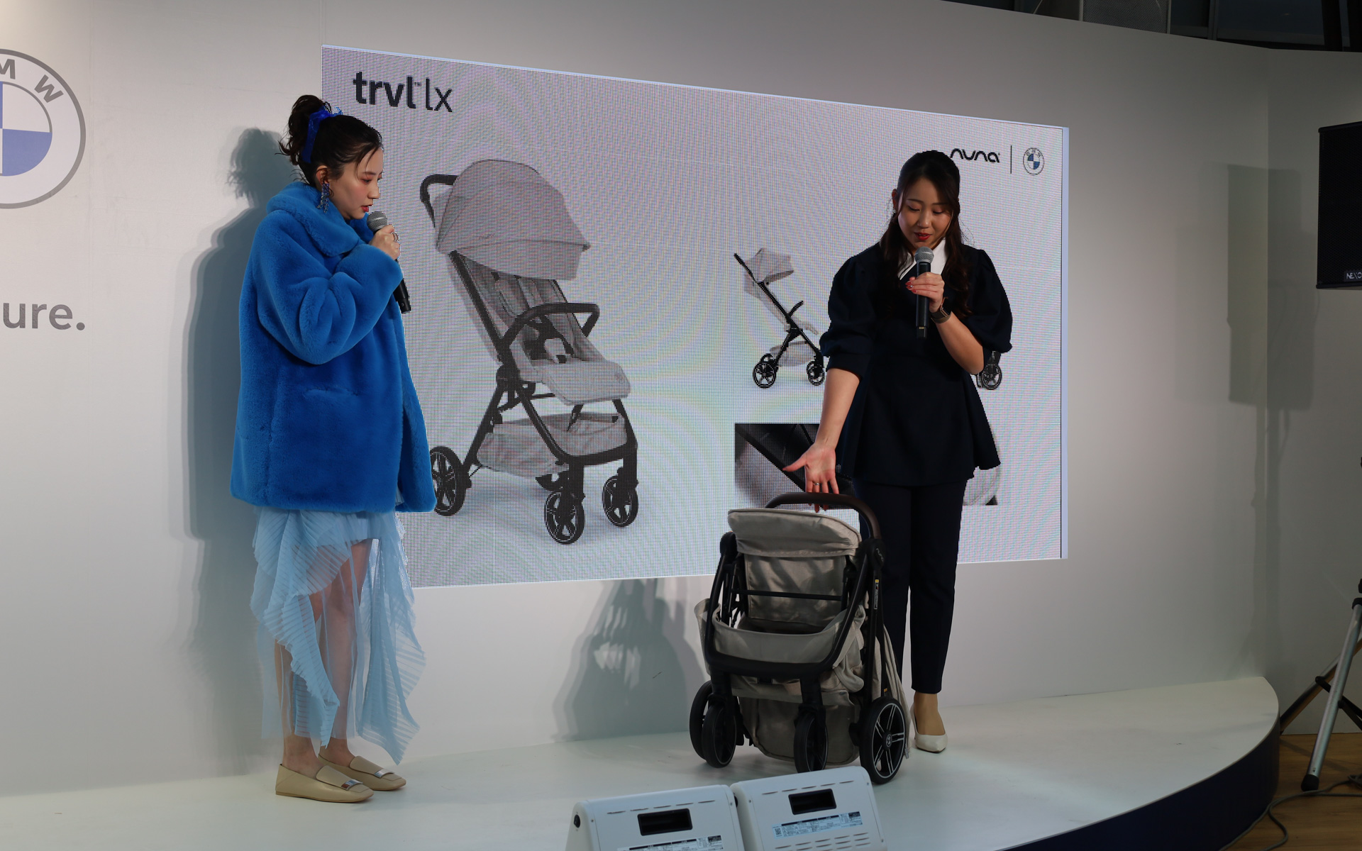 ワンタッチで調節ができるリクライニングシートの採用やセミオートで片手で折りたたむことが可能な「TRVL lx bmw collection」